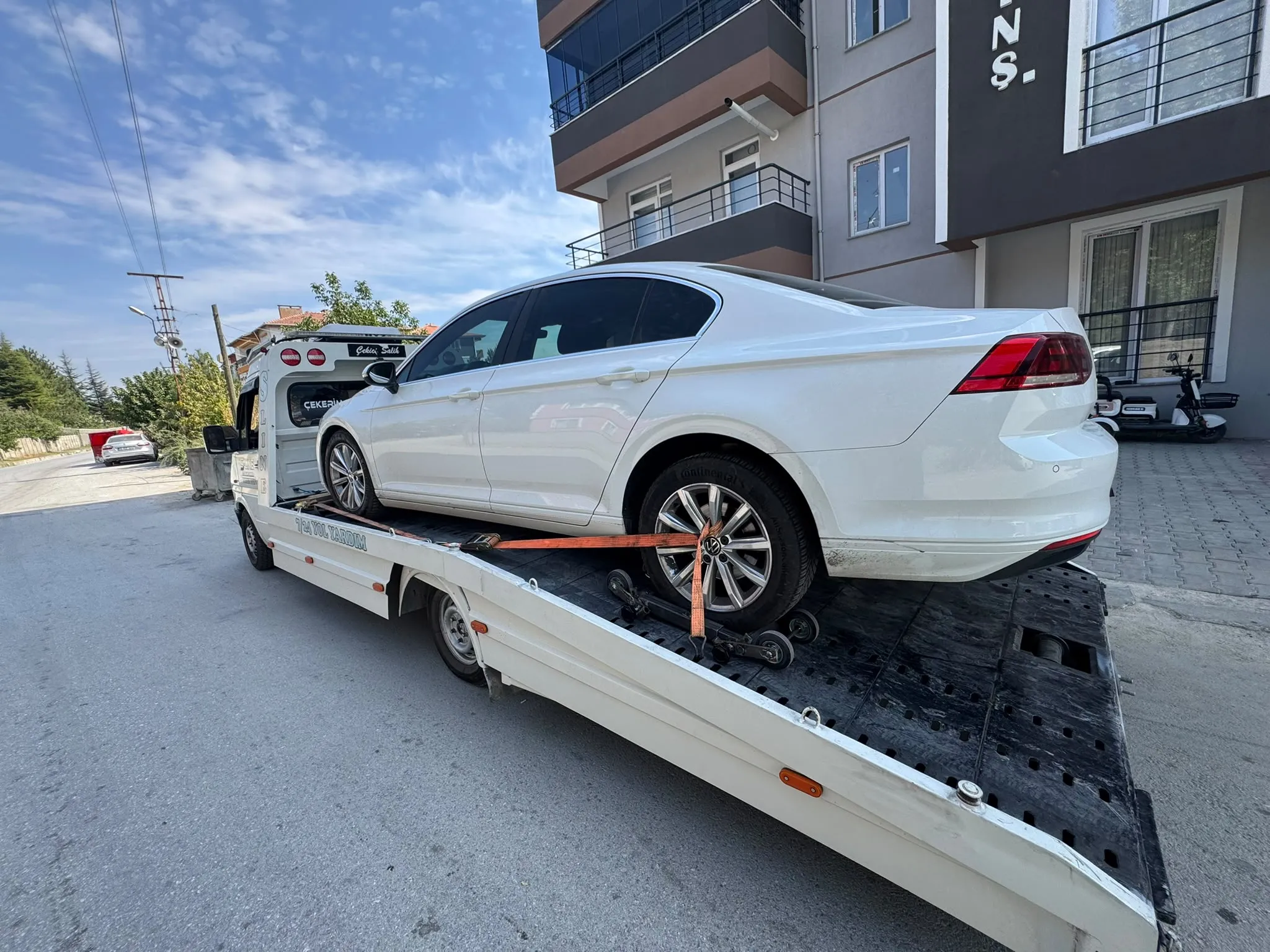 Aparatlı araç çekimi — tekerlek aparatıyla taşınan otomobil